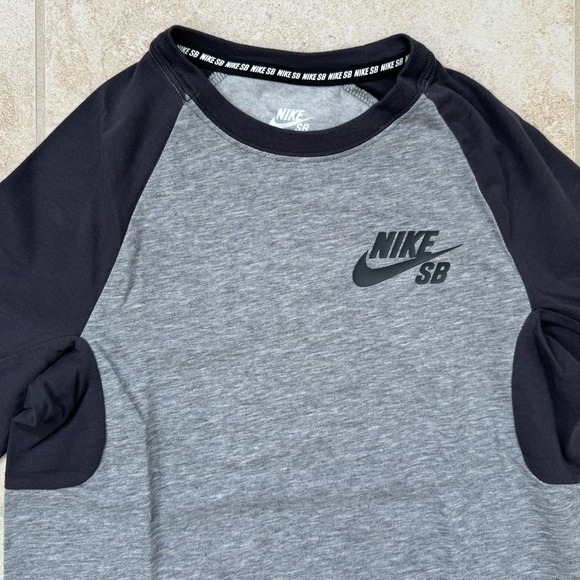 Nike SB Logo 3/4 Sleeve T-shirt
Size: Small 
Color: Grey - Picture 2 of 5